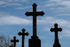 Croix sur le cimetière en silhouette photo stock Croix sur le cimetière en silhouette photo stock