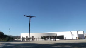 Croix élevée dans le sanctuaire de Fatima images stock Croix élevée dans le sanctuaire de Fatima images stock
