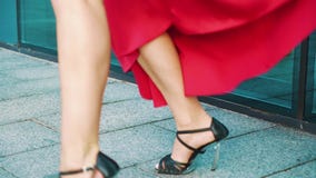 Cropped strzał dancingowa blondynki kobieta w czerwieni sukni w miastowym środowisku zbiory wideo Cropped strzał dancingowa blondynki kobieta w czerwieni sukni w miastowym środowisku zbiory wideo