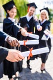 cropped strzał potomstwa kończył studia uczni trzymać fotografia stock cropped strzał potomstwa kończył studia uczni trzymać fotografia stock