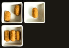 Croquettes в белых контейнерах стоковые фотографии rf Croquettes в белых контейнерах стоковые фотографии rf