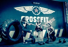 Crossfitters die hard dagelijks wod het stellen opleiden royalty-vrije stock afbeeldingen Crossfitters die hard dagelijks wod het stellen opleiden royalty-vrije stock afbeeldingen
