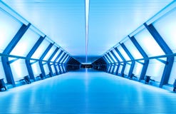 Crossrail na noite, Canary Wharf, Londres, Reino Unido imagem de stock royalty free Crossrail na noite, Canary Wharf, Londres, Reino Unido imagem de stock royalty free