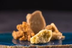 Croustillant assorti de cire de concentré d'extraction de marijuana aka sur dar photos stock Croustillant assorti de cire de concentré d'extraction de marijuana aka sur dar photos stock