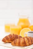 Cruasán recientemente cocido, zumo de naranja, frutas frescas, taza de café en el fondo de madera blanco Pasteles frescos FO del Fotografía de archivo Cruasán recientemente cocido, zumo de naranja, frutas frescas, taza de café en el fondo de madera blanco Pasteles frescos FO del Fotografía de archivo
