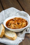 Crubeens con salsa al pomodoro e pane immagini stock libere da diritti Crubeens con salsa al pomodoro e pane immagini stock libere da diritti