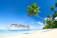Cruiseschip in Tropische Wateren stock afbeelding Cruiseschip in Tropische Wateren stock afbeelding