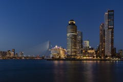 Cruiseship w Rotterdam przy nocą obrazy stock Cruiseship w Rotterdam przy nocą obrazy stock
