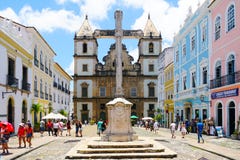 Cruz cristiana colonial de Cruzeiro de Sao Francisco Anchieta y la iglesia de San Francisco en Pelourinho imagenes de archivo Cruz cristiana colonial de Cruzeiro de Sao Francisco Anchieta y la iglesia de San Francisco en Pelourinho imagenes de archivo