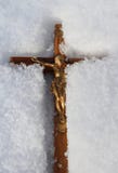 Cruz de madeira com corpo de Cristo na neve imagens de stock royalty free Cruz de madeira com corpo de Cristo na neve imagens de stock royalty free