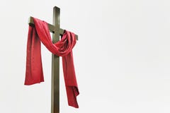 Cruz de madera con el paño rojo imágenes de archivo libres de regalías Cruz de madera con el paño rojo imágenes de archivo libres de regalías