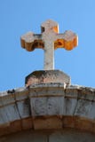 Cruz de pedra na parte superior foto de stock Cruz de pedra na parte superior foto de stock