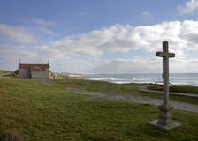 Cruz e iglesia en Castro de São Paio, pasando por alto la playa fotografía de archivo libre de regalías Cruz e iglesia en Castro de São Paio, pasando por alto la playa fotografía de archivo libre de regalías