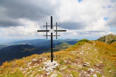 Cruz en las montañas de Calimani, Vf del pico de montaña Negoiu Unguresc, R fotografía de archivo libre de regalías Cruz en las montañas de Calimani, Vf del pico de montaña Negoiu Unguresc, R fotografía de archivo libre de regalías