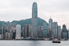 Cruzamento de balsa colorido Victoria Harbour da estrela na frente de Hong Kong Skyline foto de stock Cruzamento de balsa colorido Victoria Harbour da estrela na frente de Hong Kong Skyline foto de stock