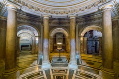 Crypt in de Basiliek van Santi XII Apostoli, in Rome, Italië stock afbeelding Crypt in de Basiliek van Santi XII Apostoli, in Rome, Italië stock afbeelding
