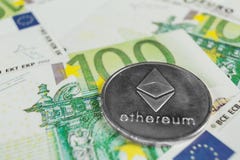 Crypto concept de devise - un Ethereum avec d'euro factures photo stock Crypto concept de devise - un Ethereum avec d'euro factures photo stock