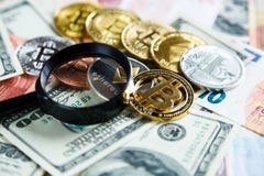 Crypto de trogvergrootglas van muntbitcoin op echte traditionele euroachtergrond investering, zaken royalty-vrije stock foto Crypto de trogvergrootglas van muntbitcoin op echte traditionele euroachtergrond investering, zaken royalty-vrije stock foto