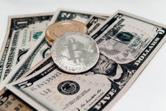 Crypto devise à l'arrière-plan des dollars Photos stock Crypto devise à l'arrière-plan des dollars Photos stock