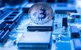 Crypto νόμισμα bitcoin στον τυπωμένο πίνακα κυκλωμάτων στοκ φωτογραφία με δικαίωμα ελεύθερης χρήσης Crypto νόμισμα bitcoin στον τυπωμένο πίνακα κυκλωμάτων στοκ φωτογραφία με δικαίωμα ελεύθερης χρήσης