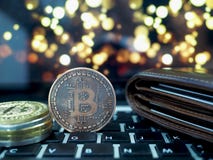 Cryptocurrencies virtuais do dinheiro de Bitcoin com bokeh no fundo imagem de stock Cryptocurrencies virtuais do dinheiro de Bitcoin com bokeh no fundo imagem de stock