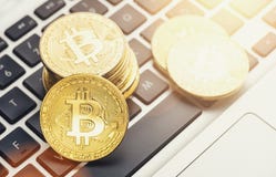 Cryptocurrency Bitcoin di Digital su un taccuino immagine stock Cryptocurrency Bitcoin di Digital su un taccuino immagine stock