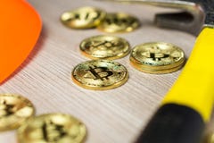 Cryptocurrency bitcoin kopalnictwo z górniczym hełmem i oskardem zdjęcia royalty free Cryptocurrency bitcoin kopalnictwo z górniczym hełmem i oskardem zdjęcia royalty free