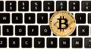 Cryptocurrency de bitcoin d'or avec un latop photographie stock libre de droits Cryptocurrency de bitcoin d'or avec un latop photographie stock libre de droits