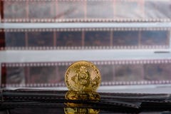 Cryptocurrency de Bitcoin en viejo fondo expuesto y desarrollado de las tiras de la negativa de película imágenes de archivo libres de regalías Cryptocurrency de Bitcoin en viejo fondo expuesto y desarrollado de las tiras de la negativa de película imágenes de archivo libres de regalías