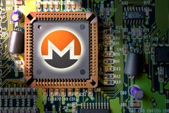 Cryptocurrency e blockchain - dinheiro financeiro da tecnologia e do Internet - mineração da placa de circuito e moeda Monero XMR imagens de stock royalty free Cryptocurrency e blockchain - dinheiro financeiro da tecnologia e do Internet - mineração da placa de circuito e moeda Monero XMR imagens de stock royalty free