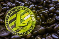 Cryptocurrency Litecoin монетки на кофейных зернах стоковое фото Cryptocurrency Litecoin монетки на кофейных зернах стоковое фото