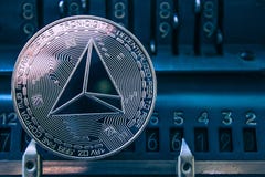 Cryptocurrency νομισμάτων tron στο υπόβαθρο της μηχανής προσθήκης αριθμών στοκ εικόνες με δικαίωμα ελεύθερης χρήσης Cryptocurrency νομισμάτων tron στο υπόβαθρο της μηχανής προσθήκης αριθμών στοκ εικόνες με δικαίωμα ελεύθερης χρήσης