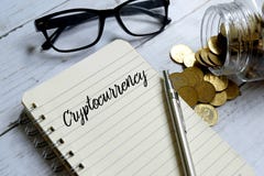 Cryptocurrency που γράφεται σε ένα σημειωματάριο στοκ εικόνες Cryptocurrency που γράφεται σε ένα σημειωματάριο στοκ εικόνες