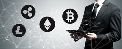 Cryptocurrency при человек держа планшет Стоковое фото RF Cryptocurrency при человек держа планшет Стоковое фото RF