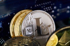 Cryptocurrencys Bitcoin цифров, Ethereum, Litecoin на материнской плате Концепция Cryptocurrency, конец-вверх стоковые изображения rf Cryptocurrencys Bitcoin цифров, Ethereum, Litecoin на материнской плате Концепция Cryptocurrency, конец-вверх стоковые изображения rf