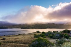 Crystal Springs Reservoir bei Sonnenuntergang, San- Francisco Baybereich, Kalifornien stockbilder Crystal Springs Reservoir bei Sonnenuntergang, San- Francisco Baybereich, Kalifornien stockbilder