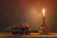 Cráneos en el vidrio y la vela de la sangre en la tabla de madera en luz de una vela imágenes de archivo libres de regalías Cráneos en el vidrio y la vela de la sangre en la tabla de madera en luz de una vela imágenes de archivo libres de regalías