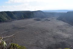 Cráter del volcán inactivo completado de la roca con el canto y de la selva tropical que lo rodea imagen de archivo Cráter del volcán inactivo completado de la roca con el canto y de la selva tropical que lo rodea imagen de archivo