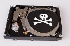 Crânio com ossos e disco rígido do computador, conceito da segurança do cyber Imagem de Stock Royalty Free Crânio com ossos e disco rígido do computador, conceito da segurança do cyber Imagem de Stock Royalty Free