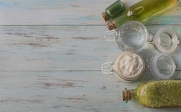 Crème, gel, tonique, sels de bain, shampooing fait maison de Vera d'aloès avec des morceaux d'aloès Vera photos stock Crème, gel, tonique, sels de bain, shampooing fait maison de Vera d'aloès avec des morceaux d'aloès Vera photos stock