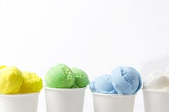 Crème glacée avec différentes saveurs dans des tasses de papier contre le mur blanc Concept de menu de bonbon à été image libre de droits Crème glacée avec différentes saveurs dans des tasses de papier contre le mur blanc Concept de menu de bonbon à été image libre de droits