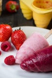 Crème glacée organique faite maison de fruit d'été photos libres de droits Crème glacée organique faite maison de fruit d'été photos libres de droits