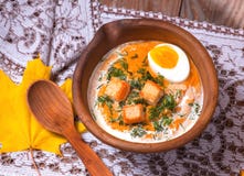 Crème-soupe à potiron décorée des feuilles, de l'oeuf à la coque et du c d'érable photo libre de droits Crème-soupe à potiron décorée des feuilles, de l'oeuf à la coque et du c d'érable photo libre de droits