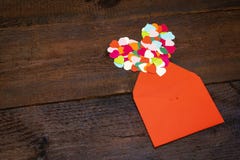 Créativité de jour de valentines, cadeau de métier de DIY, idées de carte Beaucoup de coeurs de papier multicolores avec l'envelo photo libre de droits Créativité de jour de valentines, cadeau de métier de DIY, idées de carte Beaucoup de coeurs de papier multicolores avec l'envelo photo libre de droits