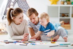Créativité du ` s d'enfants aspiration heureuse de père et de fils de mère de famille photos libres de droits Créativité du ` s d'enfants aspiration heureuse de père et de fils de mère de famille photos libres de droits