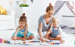 Créativité du ` s d'enfants peintures de mère et d'aspiration d'enfants dans le jeu images libres de droits Créativité du ` s d'enfants peintures de mère et d'aspiration d'enfants dans le jeu images libres de droits