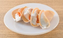 Crêpe croustillante thaïlandaise avec de la crème de noix de coco et la noix de coco déchiquetée salée photo libre de droits Crêpe croustillante thaïlandaise avec de la crème de noix de coco et la noix de coco déchiquetée salée photo libre de droits