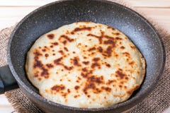 Crêpe o pancake con miele in una padella fotografia stock libera da diritti Crêpe o pancake con miele in una padella fotografia stock libera da diritti