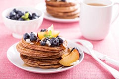 Crêpes de farine de noix de coco de cannelle avec des fruits frais photos stock Crêpes de farine de noix de coco de cannelle avec des fruits frais photos stock