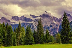 Crête de montagne par les nuages photo stock Crête de montagne par les nuages photo stock